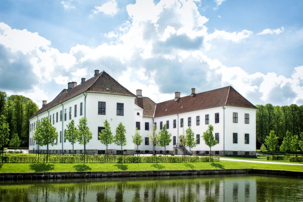 Clausholm Slot Slottet og voldgrav